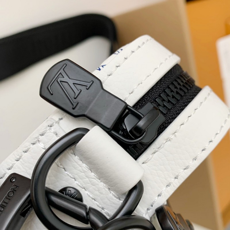 L0*is V*t0n The new TRIO Postman Pack M24753 Size: 25*18.5*7cm